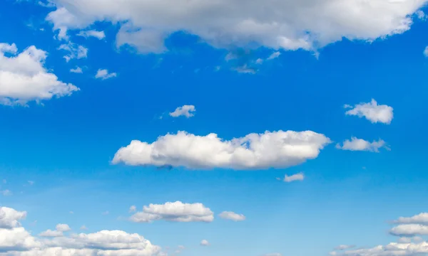 Ηλιόλουστη ημέρα με άσπρα σύννεφα — Φωτογραφία Αρχείου