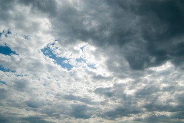 Beyaz bulutlar ile güneşli gün