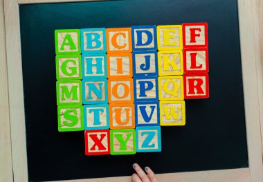 ahşap alfabe blokları