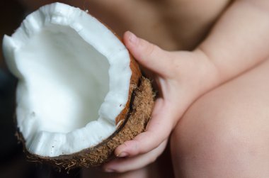 Elinde Hindistan cevizi