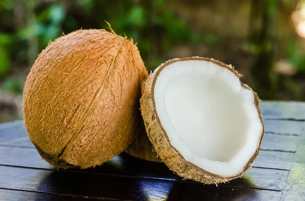 Mogen och öppen kokosnötter — Stockfoto