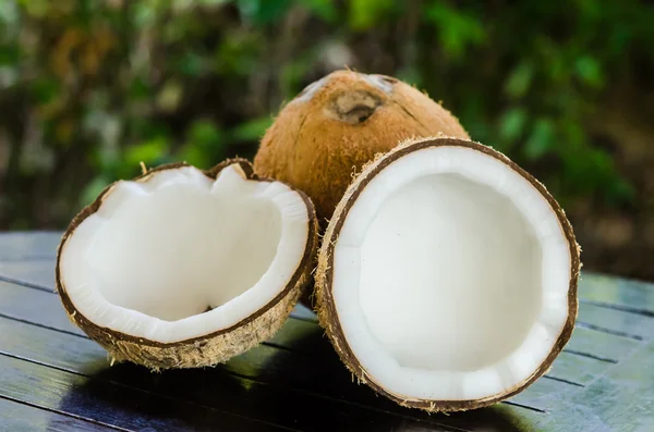 Cocos maduros e abertos — Fotografia de Stock