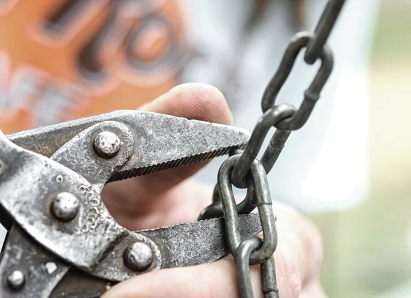 Repair chain with pliers — Stock Photo, Image