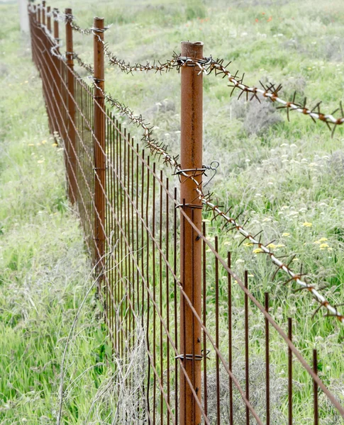 Kerítés szögesdróttal — Stock Fotó