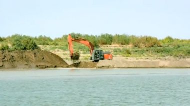 Ekskavatör kum ocağı üzerinde çalışma