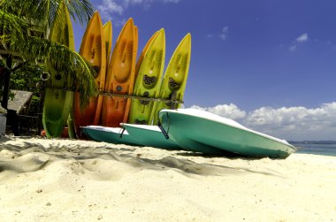 renkli istifleme güneşli gün beyaz kumlu plaj üzerinde anlaştık. mavi gökyüzü ve berrak denizi su background.image Kapas Adası (pamuk), Malezya alınan