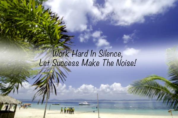 Inspiration quote "work hard in silence, let success make the noise" über verschwommenem Naturhintergrund — Stockfoto