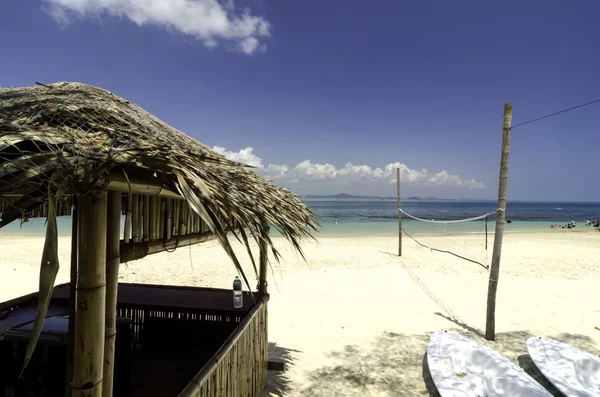 Hermoso paisaje tropical vista al mar en la isla de Kapas, Malasia. Cabaña de bambú y kayaks.white playa de arena y agua clara con fondo de cielo azul — Foto de Stock