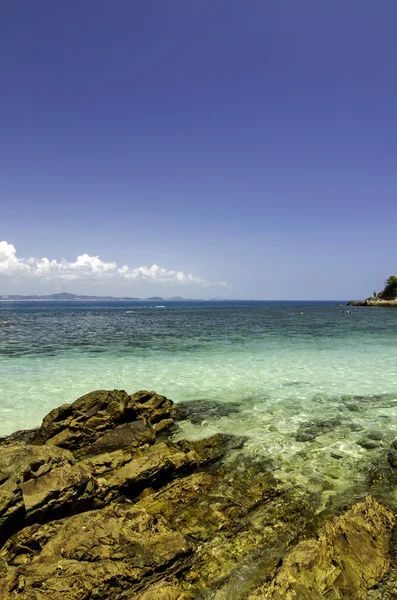 Tropisch eiland met helder zeewater en blauwe hemel achtergrond op zonnige dag — Stockfoto