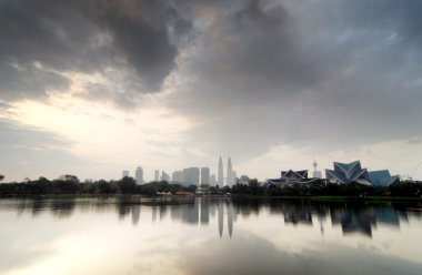 göl üzerinde yansıması ile Kuala Lumpur City bulanık görüntü backgroud
