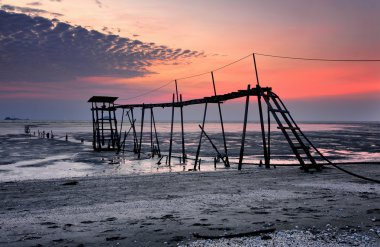 Düşük gelgit büyülü renk günbatımı arka plan Jeram Beach, Malezya ile güzel yapı 
