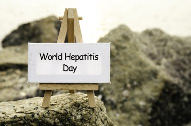 Görüntü kavramı ile kelime dünya hepatit günü beyaz canvas ve şövale üzerinde.