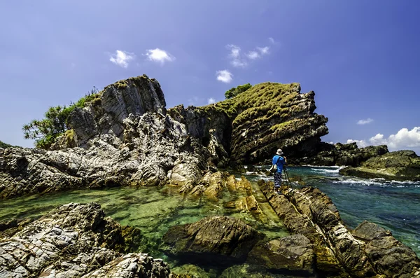 Un uomo piace scattare foto la bella natura paesaggio marino di Kapas Island, Malesia. Acqua di mare limpida circondato isola rocciosa con sfondo cielo blu nella giornata di sole . — Foto Stock