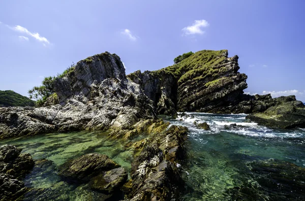 Bella natura paesaggio marino dell'isola di Kapas, Malesia. Acqua di mare limpida circondato isola rocciosa con sfondo cielo blu nella giornata di sole . — Foto Stock
