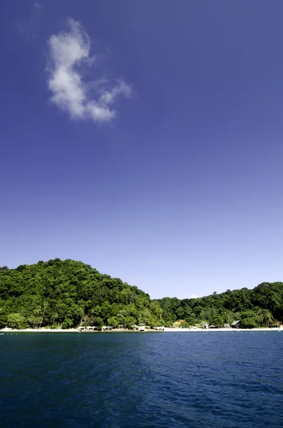 ब्लू स्काई पृष्ठभूमि के साथ आइडिलिक द्वीप — स्टॉक फ़ोटो, इमेज