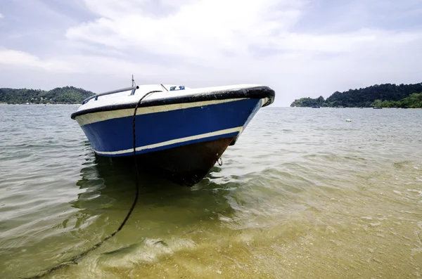 Cerca y recortado barco de fibra de imagen anclado cerca de la playa , — Foto de Stock