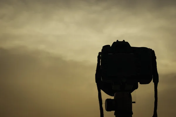 Silhouette de l'appareil photo numérique sur trépied pendant le coucher du soleil — Photo