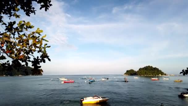 PANGKOR ADASI, MALAYSIA - 16 Mart 2020: sabahın erken saatlerinde tropikal plajın güzel zaman çizelgesi. Bulutlu ve mavi gökyüzü arkaplanı — Stok video