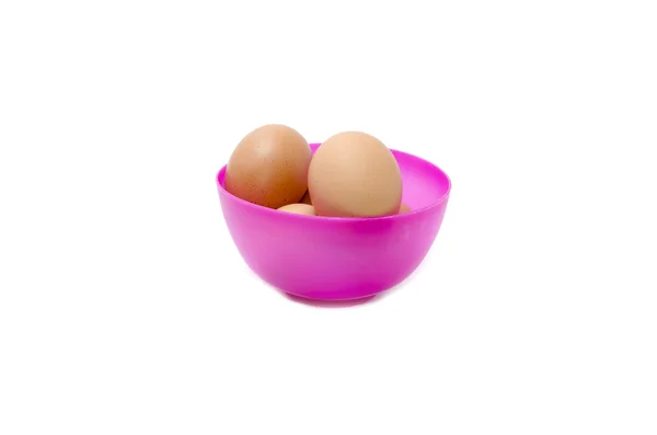 在一个紫色的碗里的鸡蛋 — 图库照片