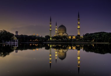 Camii ve göl yansıma
