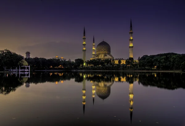 Mosque and lake reflection — Stock Photo, Image