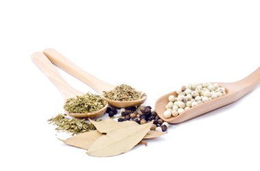 Ot ve baharat tahta kaşıkla grup