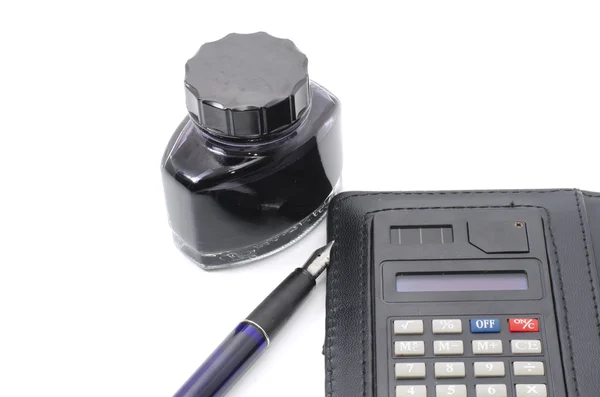 Pen, inkt en rekenmachine — Stockfoto