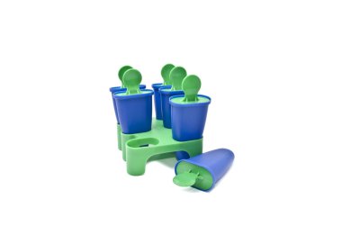 Ev dondurma pot doğru izole beyaz zemin üzerine bir damla ile yapılan