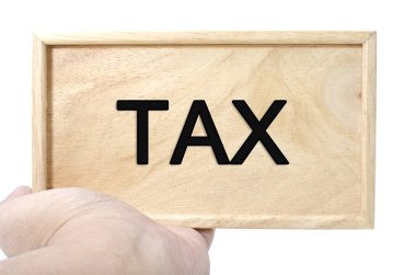 İş ve Finans kavramı. Düz ahşap ile kelime vergi tutan el