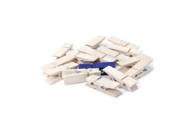 Görüntü kavramı mavi giysiler klip hat izole beyaz arka plan ortasında odaklanma ile farklı