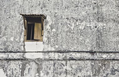 Eski, kirli, esmer ve siyah grenli Duvar ile eski ahşap pencerenin resmini
