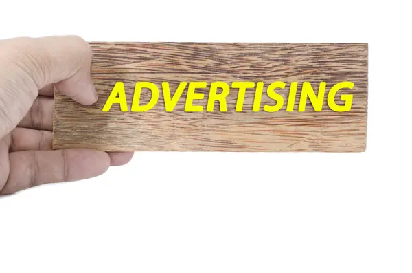 Main tenant en bois brun uni avec mot publicité isolé fond blanc — Photo