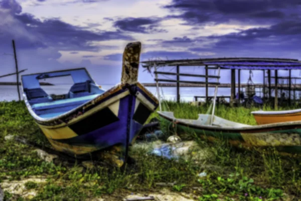 Bulanık görüntü geleneksel balıkçı tekne park. gün batımı gündoğumu an — Stok fotoğraf