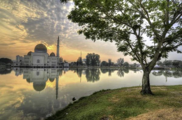 The beauty of mosque with reflection on lake during sunset sunrise. Blurred and some grain applied — Stock Photo, Image