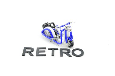 Beyaz, siyah ve mavi mini scooter ile siyah sözcük retro oluşturmak için yaratıcı el sanatları izole görüntüsünü ahşaptan yapılmış. izole beyaz arka plan