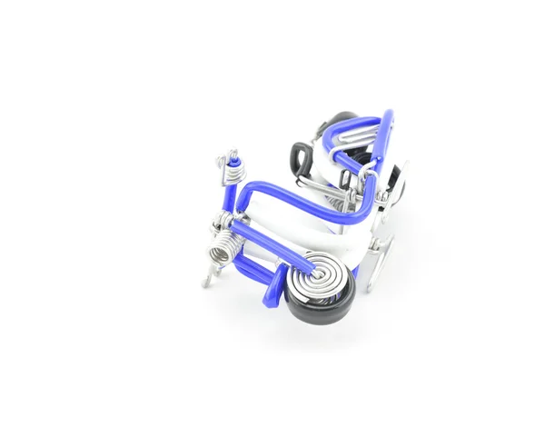 Imagem única de artesanato scooter por fio azul e branco colocado sobre fundo branco isolado — Fotografia de Stock