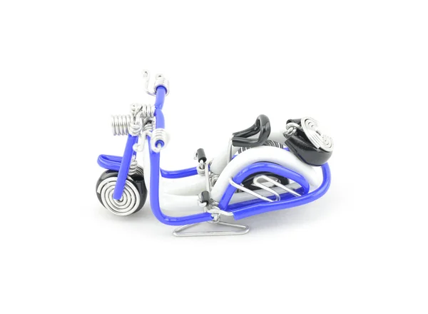 Ретро виглядає старий скутер з синього дроту ізольований білий фон — стокове фото