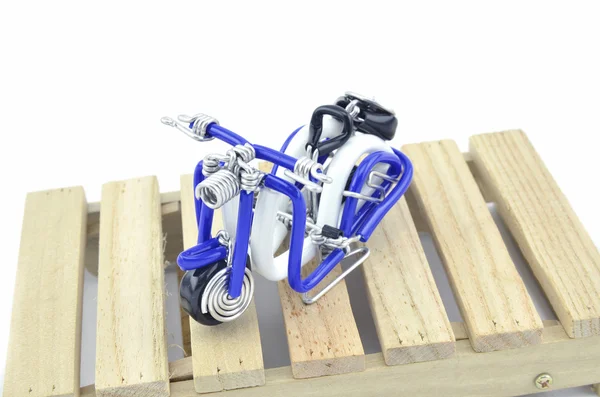 Image-Konzept verdrahtet Handarbeit Mini-Roller auf Holzpalette isoliert weißen Hintergrund — Stockfoto