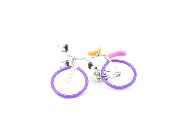 紫の有線自転車ミニチュア削除孤立した白い背景 — ストック写真