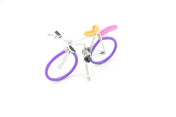 紫から作られた美しい工芸品の自転車と有線グレーが右から左の孤立した白い背景に配置 — ストック写真