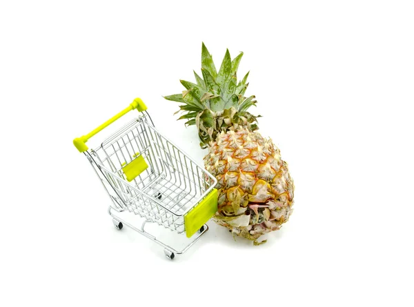Tuore ananas vaunun vieressä eristetty valkoinen tausta — kuvapankkivalokuva
