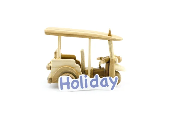 Artesanal souvenir.thailand transporte icónico, tuk-tuk hecho de madera con vacaciones palabra — Foto de Stock