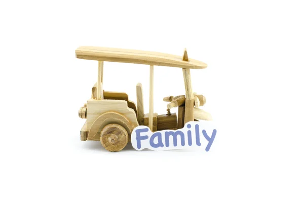 Artesanal souvenir.thailand transporte icónico, tuk-tuk hecho de madera con la palabra familia — Foto de Stock
