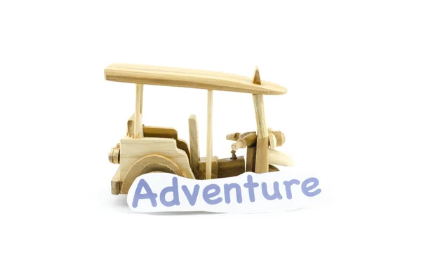 Artesanal souvenir.thailand transporte icónico, tuk-tuk hecho de madera con aventura palabra — Foto de Stock