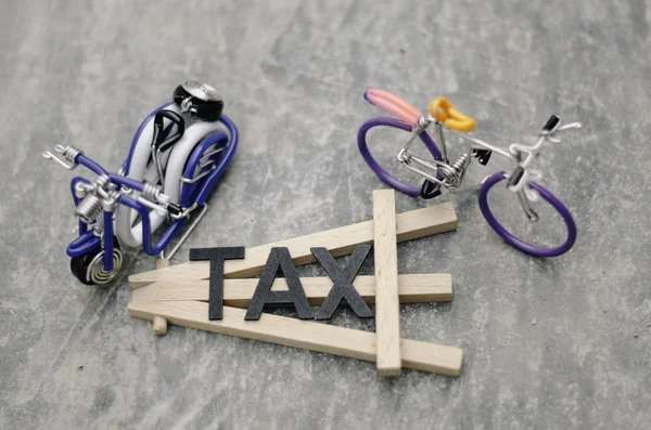 Bokeh suave e imagem turva com palavra TAX. visão árida de scooter bonito e criativo e bicyce artesanal — Fotografia de Stock
