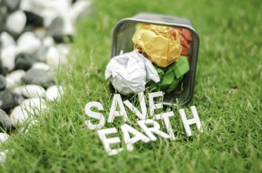 portre renkler üzerinde çöp atık kağıt buruşuk. kelime Earth kaydetmek