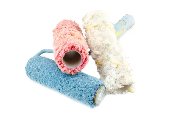 Creatieve foto van vuil en hergebruikte witte, rode en blauwe roller verf penseel — Stockfoto