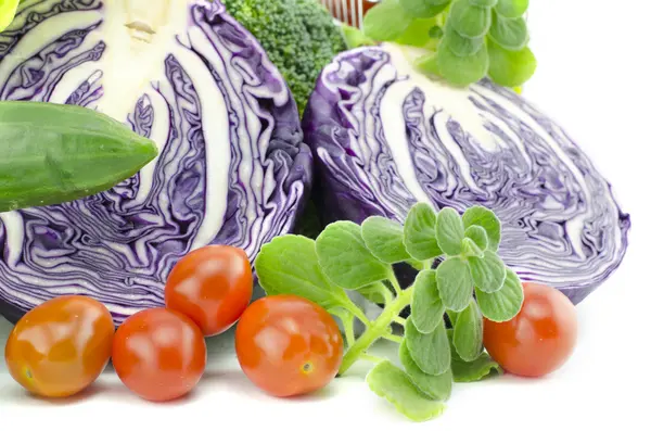 Imagem cortada vegetal orgânico cru contém abobrinha, repolho roxo, tomates de ameixa — Fotografia de Stock