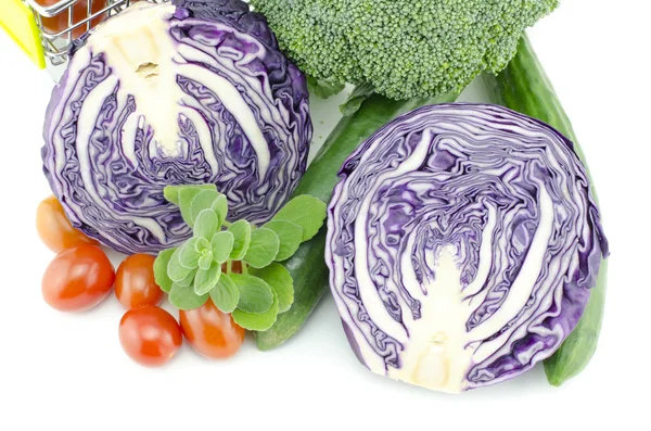 Imagen recortada de verduras crudas coloridas y frescas — Foto de Stock