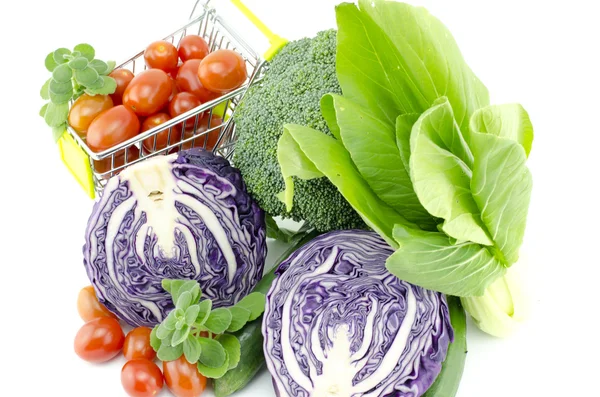 Imagen recortada de colorido surtido de verduras frescas crudas y frutas — Foto de Stock